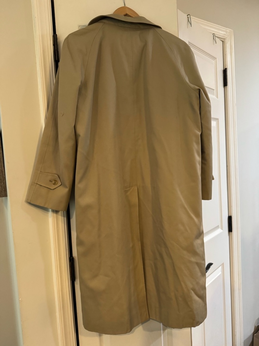 Burberry Beige Trench Coat - Classic Single-Breasted - Picture 4 of 5